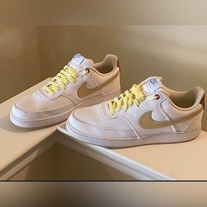 Nike Men's Court Vision Low Canvas Sneakers
Style:DV0736-100 White Size: Mens 10